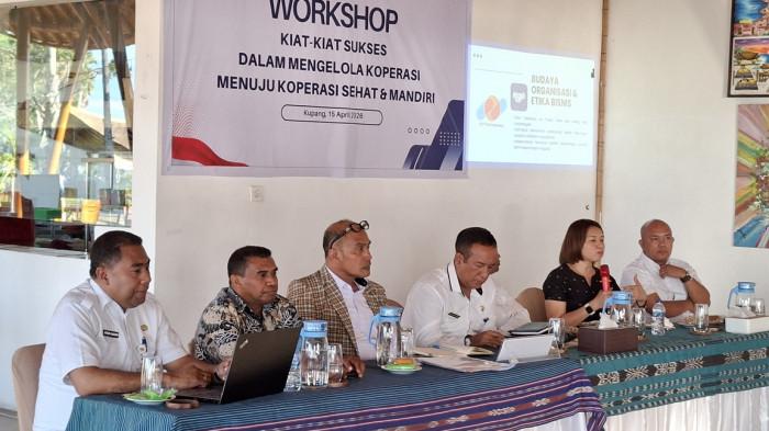 Direktur Utama KSP TLM Indonesia, Zesly NW Pah menyampaikan materi saat Workshop koperasi