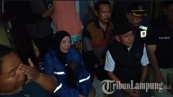 KUNJUNGI RUMAH DUKA - Wali Kota Bandar Lampung, Eva Dwiana saat melayat ke rumah duka di Garuntang, Bandar Lampung, Selasa (14/4/2026). Seorang warga Bandar Lampung meninggal akibat banjir bandang menerjang wilayang Bumi Waras.