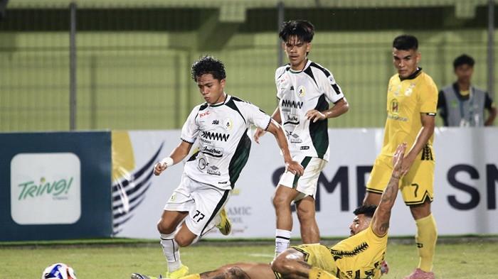 DUEL - Pemain PSS Sleman Figo Dennis saat berusaha melewati tekel dari pemain Barito Putera saat kedua tim berlaga di Stadion 17 Mei, Banjarmasin, Sabtu (11/4/2026) malam.