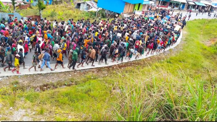 KONFLIK - Ratusan warga Kabupaten Intan Jaya di Provinsi Papua Tengah turun kejalan. Mereka menyampaikan aspirasi di muka umum dan menuntut keadilan diatas tanah kelahiran mereka.