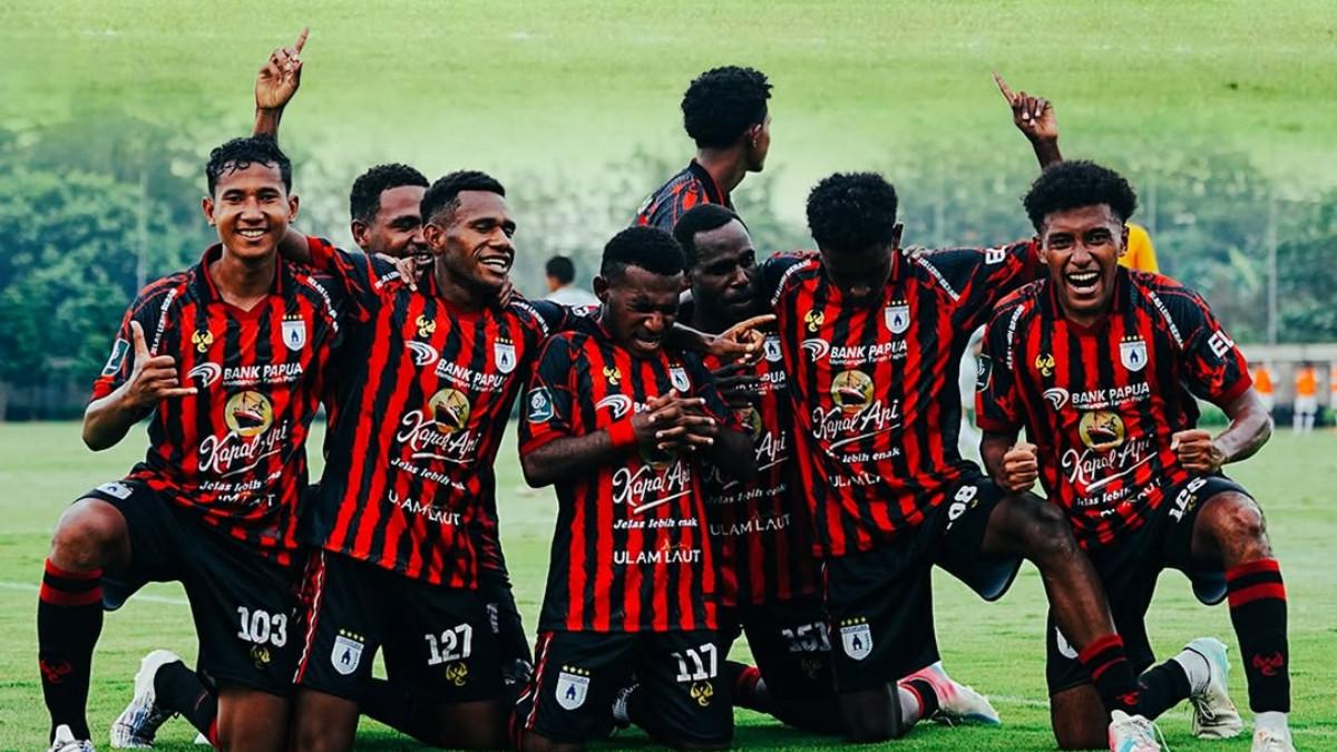 SESI SELEBRASI BERSAMA SKUAD PERSIPURA JAYAPURA - Potret sesi foto bersama Persipura Jayapura pada gelaran Championship 2025/2026.