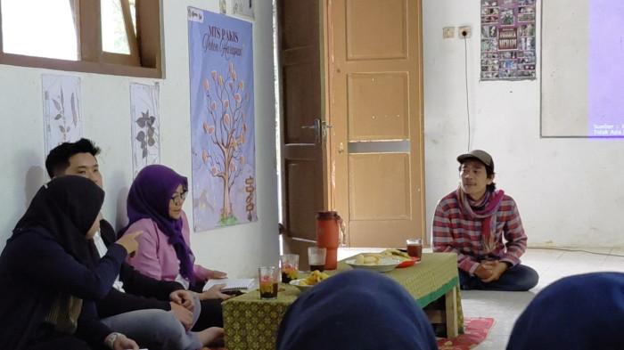 VERIFIKASI LAPANGAN - Pendiri sekolah hutan MTs Pakis, Isrodin (pakai topi) saat menerima sejumlah pertanyaan tim penilai kandidat penerima penghargaan Kalpataru tingkat Jawa Tengah di MTs Pakis, Rabu (15/4/2026). Isrodin masuk kategori perintis lingkungan. (Tribun Banyumas/Fajar Bahruddin Achmad)