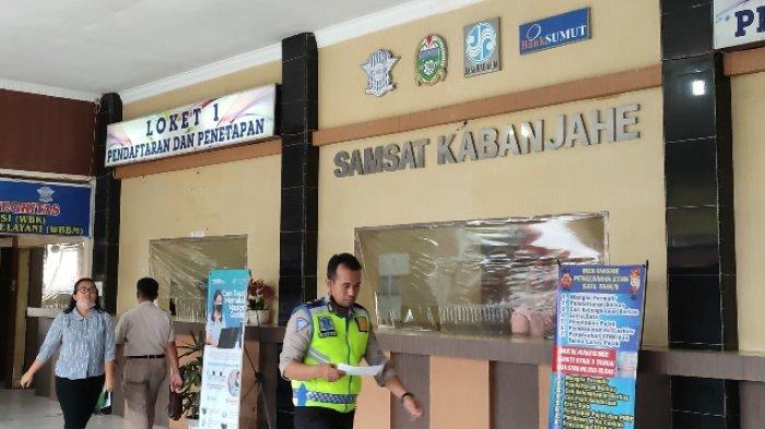Suasana di areal pelayanan Kantor Samsat Kabanjahe, Jalan Jamin Ginting, Kabanjahe, Selasa (20/9/2022).  