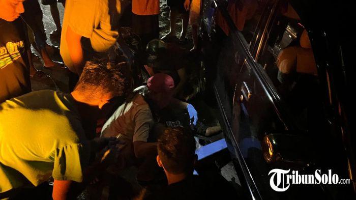 Proses evakuasi korban kecelakaan sepeda motor Honda Vari