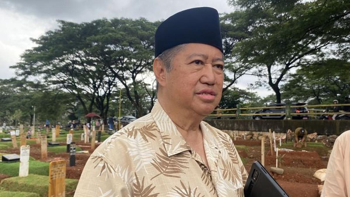 PERINGATAN 40 HARI VIDI ALDIANO - Harry Kiss, ayah dari almarhum penyanyi Vidi Aldiano, saat berziarah di TPU Tanah Kusir dalam momen 40 hari wafatnya sang putra, sekaligus mempersiapkan kegiatan sosial penebaran ikan di danau sekitar makam.