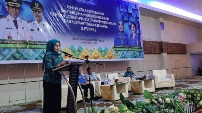 BIMTEK - Ketua TP-PKK Kota Kotamobagu Ny. Rindah Gaib Mokoginta saat memberi sambutan pada Bimtek TP-PKK Kotamobagu di Hotel Sutan Raja, Kota Kotamobagu, Sulawesi Utara, Kamis (8/5/2025). Acara ini dibuka Wali Kota Kotamobagu Wenny Gaib.