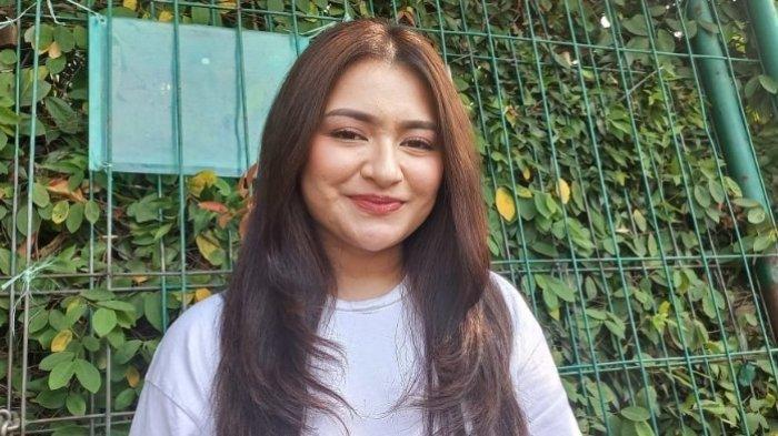 NATHALIE DIKECAM BUPATI - Penyanyi Nathalie Holscher di kawasan Pesanggrahan, Jakarta Selatan, Minggu (23/7/2023). Imbas 'mandi' saweran ratusan juta, Nathalie Holscher dikecam Bupati Sidrap