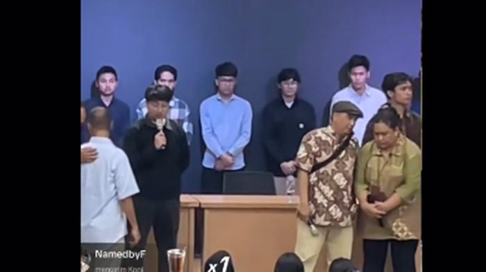 MAHASISWA UI - 16 mahasiswa Fakultas Hukum Universitas Indonesia (FH UI) yang diduga melakukan pelecehan seksual, resmi diberhentikan secara tidak hormat organisasi
