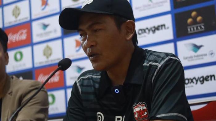 SUPER LEAGUE 2026 - Pelatih karteker Madura United, Rakhmat Basuki saat jumpa pers, Jumat (10/4/2026), jelang menjamu Persik Kediri di Stadion Gelora Bangkalan, Madura, Sabtu (11/4/2026) sore. Rakhmat fokus membenahi kelemahan transisi tim jelang laga hidup mati menjauh dari zona degradasi.