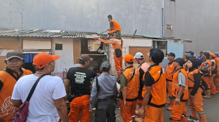 BANGLI DIBONGKAR - Bangunan liar di atas saluran air di Jalan H Taiman RT 04/02 Kelurahan Gedong, Pasar Rebo, Jakarta Timur dibongkar puluhan petugas gabungan, Rabu (15/4/2026).