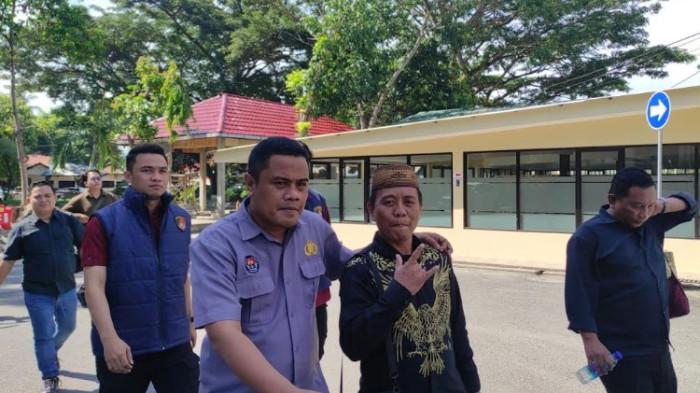 PELANGGARAN HAK CIPTA -- Zainudin Hadjarati alias Kakuhu (pria mengenakan kemeja batik) tiba di Polda Gorontalo, Kamis (16/4/2026). Kakuhu menjalani pemeriksaan kesehatan.