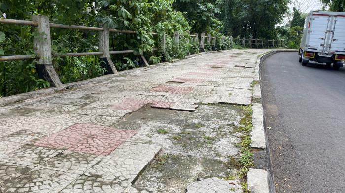 PEDESTRIAN RUSAK - Pedestrian atau trotoar di Jalan Raya Paledang, Kecamatan Bogor Tengah, Kota Bogor, tidak terurus, Kamis (16/4/2026).