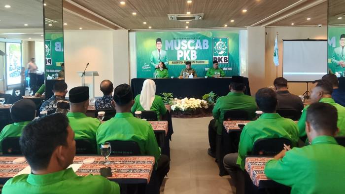 HADIR - Bupati Sangihe Michael Thungari, menghadiri Muscab PKB Sangihe yang berlangsung di Tahuna Beach Hotel, Kamis (16/4/2026). Dalam kesempatan tersebut, Thungari menyampaikan apresiasi kepada DPC PKB Sangihe atas pelaksanaan Muscab yang dinilai sebagai bagian penting dari proses demokrasi internal partai.