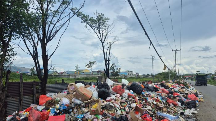 SAMPAH MENUMPUK - Tampak sampah menumpuk di Jalan Kehiran, Sentani, Distrik Sentani, Kabupaten Jayapura, Papua.