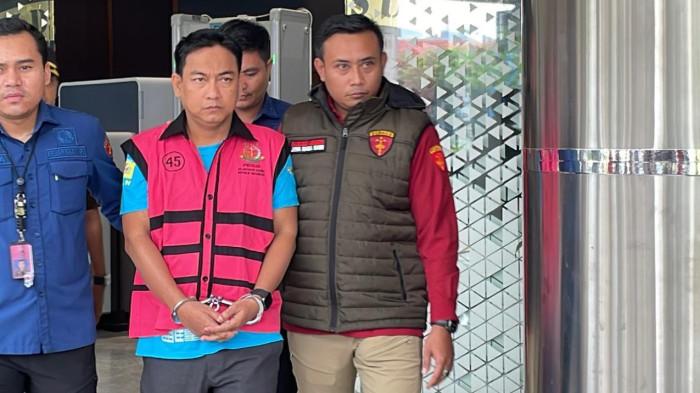 PENANGKAPAN KEJAGUNG - Ketua Ombudsman RI, Hery Susanto ditangkap Kejaksaan Agung (Kejagung). Ia terlihat keluar dengan tangan diborgol dan memakan rompi tahanan saat masuk ke dalam mobil tahanan di Kanto Kejaksaan Agung, Jakarta, Kamis (16/4/2026). (Tribunnews.com/Abdi Ryanda Shakti).