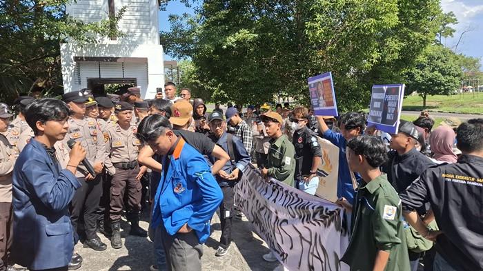 Puluhan mahasiswa menggelar aksi demonstrasi, di Kantor DPRD Provinsi Bangka Belitung, Kamis (16/4/2026).