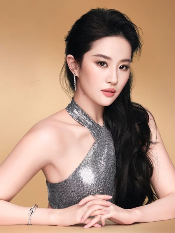 Chinese-American actress Liu Yifei wears a gown by Vietnamese designer Le Thanh Hoa in a promotional shoot for home appliance brand Dreame. Photo from Hoas Instagram