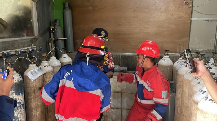 EVAKUASI-Seekor ular sanca ditemukan di ruang penyimpanan oksigen RS Sungai Kambang dan berhasil dievakuasi Damkartan dalam 10 menit tanpa korban.