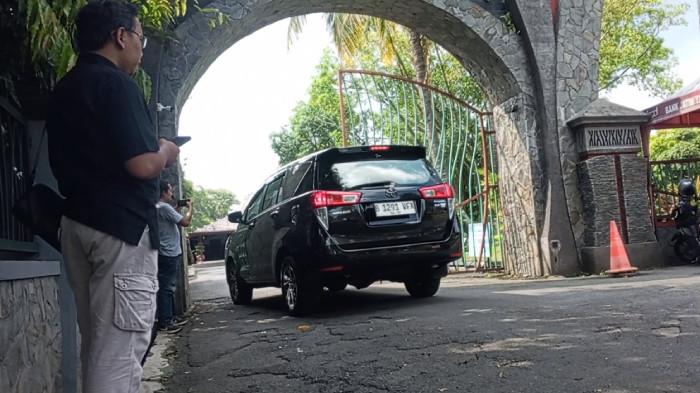 PENGGELEDAHAN LANJUTAN KPK - Salah satu mobil yang digunakan personel Komisi Pemberantasan Korupsi (KPK) masuk ke Pendapa Kabupaten Tulungagung, Kamis (16/4/2026). Tim KPK melakukan penggeledahan di pendapa dan dua lokasi lain di Kabupaten Tulungagung, setelah Operasi Tangkap Tangan (OTT) terhadap Bupati Gatut Sunu Wibowo.