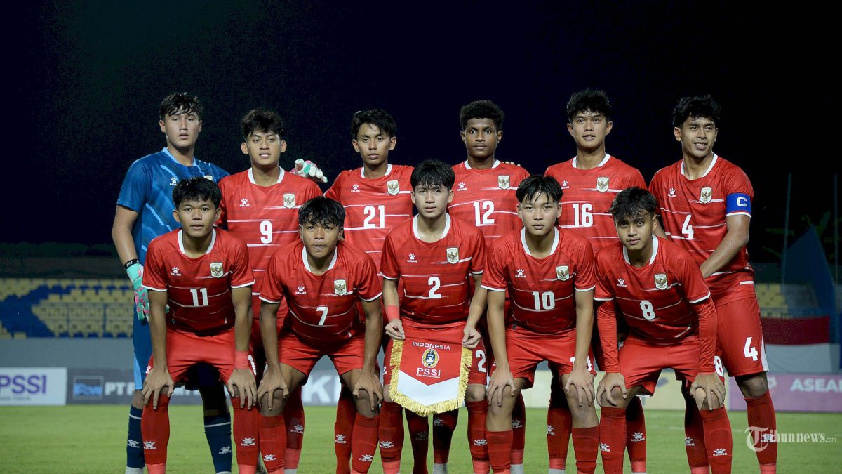 UNGGUL - Pemain Timnas Indonesia U17 menghadapi tim Timor Leste pada la Asean U-17 Championship yang berlangsung di Stadion Joko Samudro Gresik, Jawa Timur, Senin (13/4/2026) malam. Pada laga kedua Grup A ini Timnas Indonesia U17 berhasil mengungguli Timor Leste dengan skor akhir 4-0 dan selanjutnya akan menghadapi Tim Malaysia pada Kamis (16/4/2026). (SURYA/HABIBUR ROHMAN)