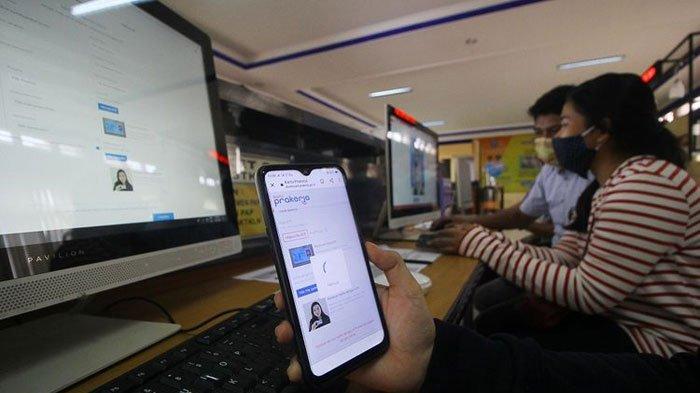 Petugas mendampingi warga yang melakukan pendaftaran calon peserta Kartu Prakerja di LTSA-UPT P2TK di Surabaya, Jawa Timur, Senin (13/4/2020)
