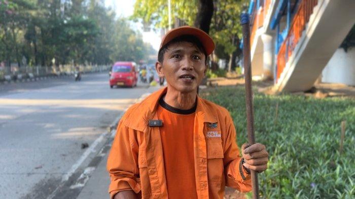 PPSU VIRAL - Muklisin, petugas PPSU Kelurahan Penjaringan yang viral di media sosial usai rutin mengunggah foto hasil kerjanya, mengungkap suka dukanya selama 5 tahun bekerja sebagai pasukan oranye.