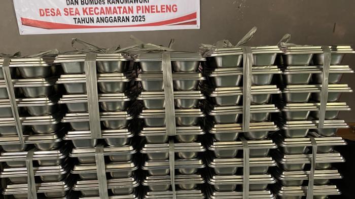 MBG - Potret penyaluran 3B (Balita, Ibu Hamil dan Ibu Menyusui) Makan Bergizi Gratis (MBG) di Balai Desa Sea, Pineleng, Minahasa, Sulawesi Utara pada Kamis (16/4/2026) siang. Hukum Tua Desa Sea, Yohana Tamuntuan, menjelaskan bahwa program MBG telah berjalan sejak sekitar September 2025.
