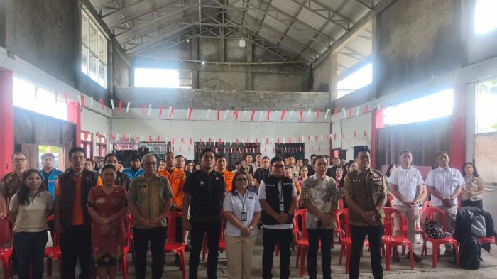 HADIR - Wali Kota Tomohon yang diwakili Asisten I Bidang Pemerintahan dan Kesejahteraan Rakyat Sekretaris Daerah Kota Tomohon, Drs. O.D.S. Mandagi menghadiri kegiatan tanggung jawab sosial dan lingkungan Program Desa Siaga Bencana. Kegiatan tersebut dilaksanakan di Kelurahan Kinilow dan Kinilow I, Kota Tomohon, Kamis (16/4/2026).
