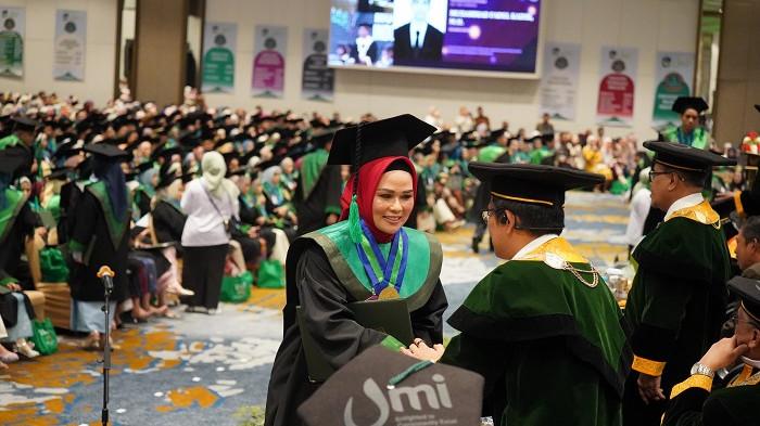 Narni Helmi di wisuda megister hukum UMI 2026