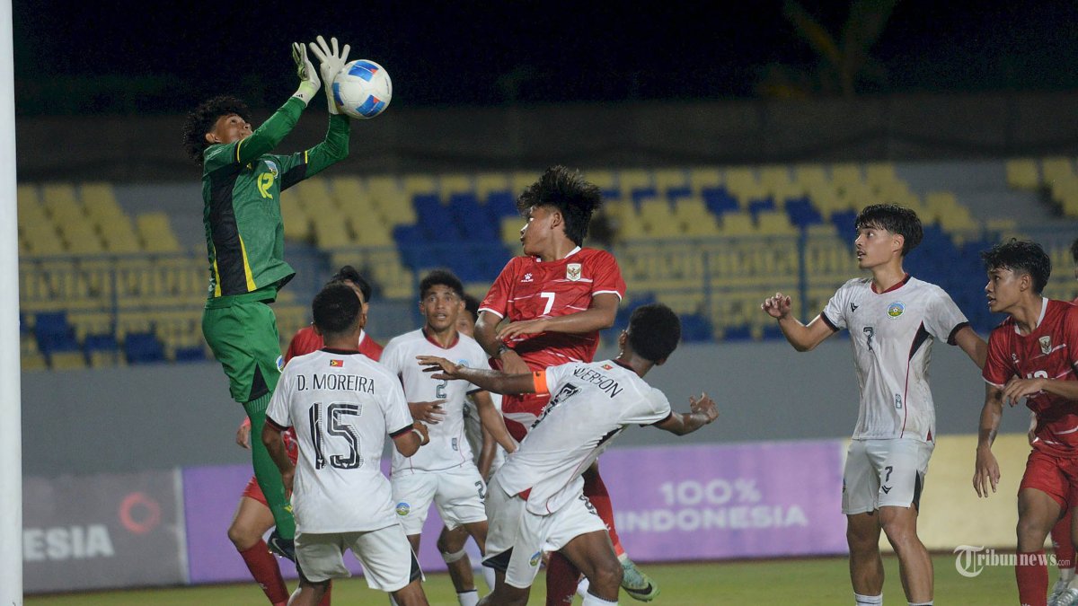 UNGGUL - Pemain Timnas Indonesia U17 menghadapi tim Timor Leste pada la Asean U-17 Championship yang berlangsung di Stadion Joko Samudro Gresik, Jawa Timur, Senin (13/4/2026) malam. Pada laga kedua Grup A ini Timnas Indonesia U17 berhasil mengungguli Timor Leste dengan skor akhir 4-0 dan selanjutnya akan menghadapi Tim Malaysia pada Kamis (16/4/2026). (SURYA/HABIBUR ROHMAN)
