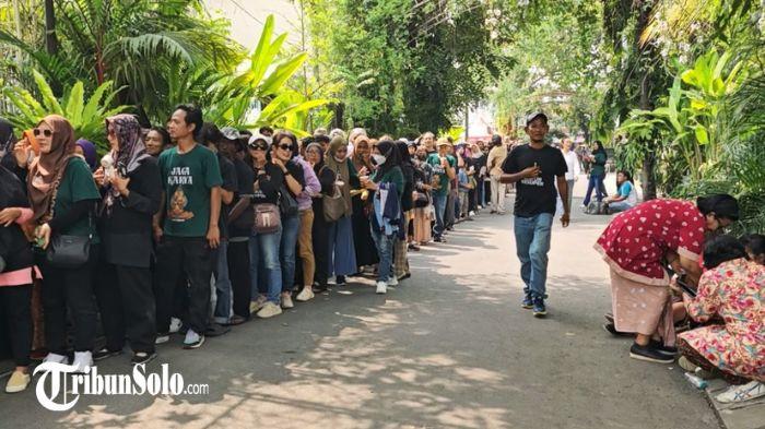 BERDATANGAN - Menjelang beredarnya kabar massa geruduk rumah Mantan Presiden Jokowi, sejumlah orang dari relawan memadati sekitar kediaman di Sumber, Banjarsari, Solo, Kamis (16/4/2026). Kabar mengenai adanya rencana sekelompok massa yang akan menggeruduk rumah Jokowi berawal dari sebuah video yang diunggah akun News Santara