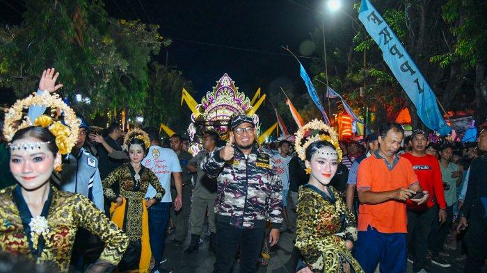 Bupati Sumenep, Achmad Fauzi Wongsojudo saat foto dua penari dari salah satu peserta musik tong-tong tradisional pada Sabtu (14/10/2023) malam.