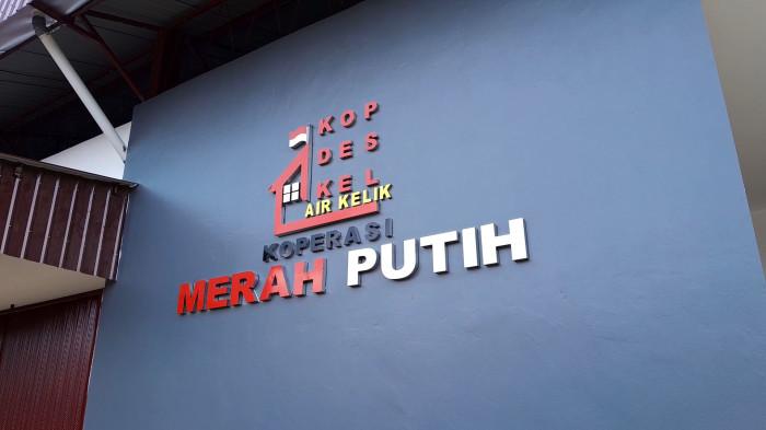 INVESTASI DESA -- Bangunan baru Gerai Koperasi Desa Merah Putih (KDMP) yang telah rampung 100 persen di Desa Air Kelik, Rabu (25/2/2026). Desa Air Kelik tercatat melakukan investasi besar melalui penyesuaian dana desa sebesar Rp700 juta demi menghadirkan pusat ekonomi mandiri yang diharapkan mampu memutus mata rantai tengkulak di wilayah tersebut.