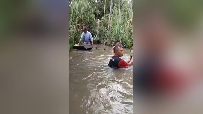 LAKUKAN PENCARIAN - Sejumlah warga Desa Delas ketika melakukan pencarian terhadap warga yang hilang diduga diterkam buaya di Sungai Nyireh, Kamis (16/4/2026). Hingga kini proses pencarian masih terus dilakukan.