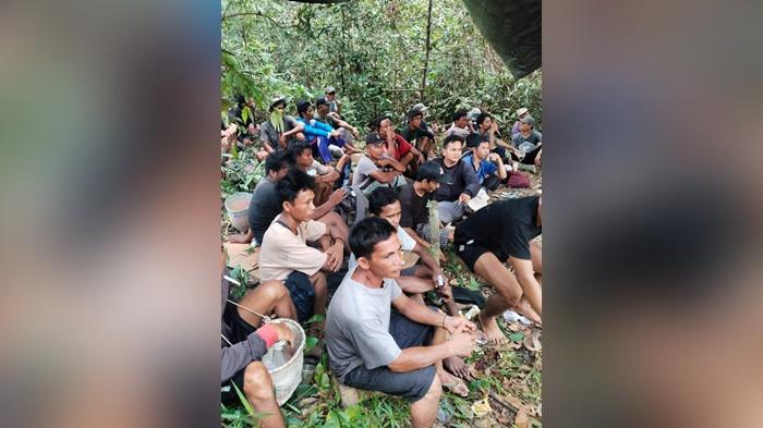 LAKUKAN PENCARIAN - Sejumlah warga Desa Delas ketika melakukan pencarian terhadap warga yang hilang diduga diterkam buaya di Sungai Nyireh, Kamis (16/4/2026). Hingga kini proses pencarian masih terus dilakukan.