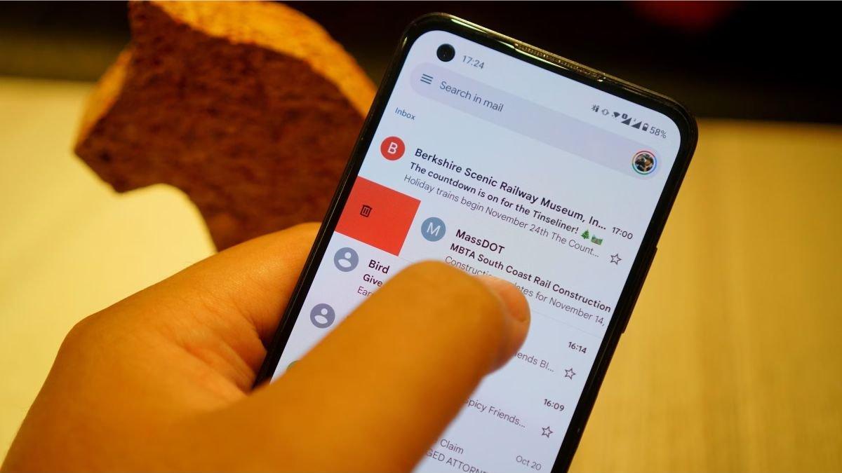 Ilustrasi menghapus email di layanan Gmail lewat handphone