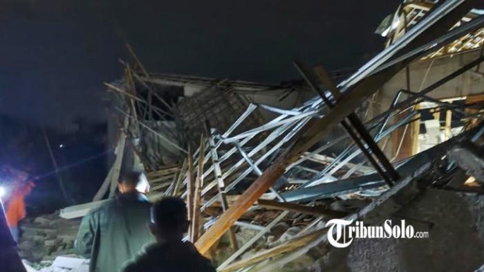 AMBRUK - Balai dusun di Dusun Pendem, Desa Pucanganom, Kecamatan Giritontro, Wonogiri, roboh pada Rabu (15/4/2026) malam. Satu orang meninggal dunia.