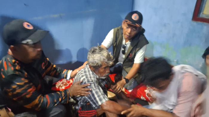 Tim BPBD bersama warga saat mengevakuasi korban usai ditemukan