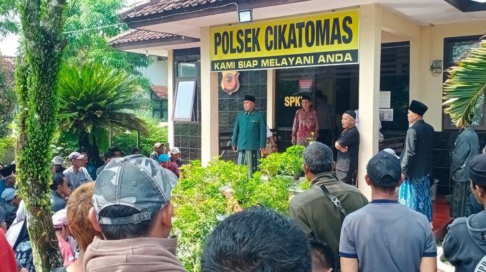 DATANGI POLSEK CIKATOMAS - Sejumlah warga dari Kampung Surian, Desa Cayur, mendatangi Polsek Cikatomas, Kecamatan Cikatomas, Kabupaten Tasikmalaya, pada Kamis (16/4/2026). Kedatangannya untuk mengawal kasus penganiayaan petani oleh oknum serikat petani Pasundan (SPP).