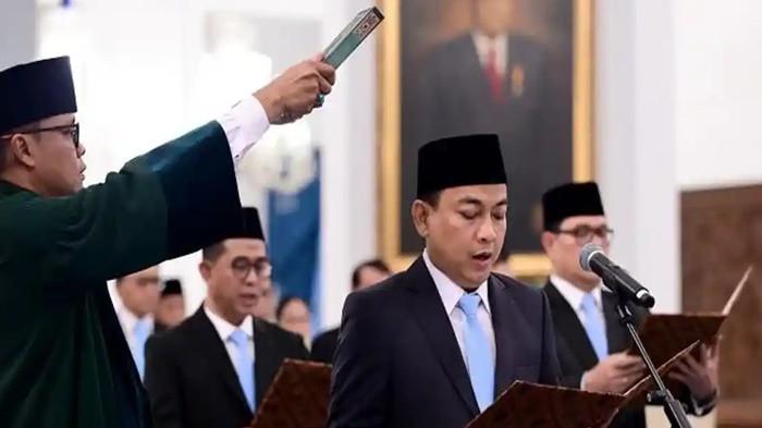 SUMPAH JABATAN- Hery Susanto, yang baru saja mengucapkan sumpah jabatan sebagai Ketua Ombudsman RI periode 2026–2031 di hadapan Presiden pada Jumat (10/04/2026), kini resmi menyandang status tersangka korupsi.