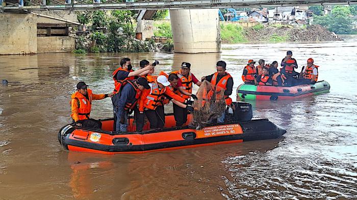 TANGKAP IKAN - Wali Kota Administrasi Jakarta Timur, Munjirin Rasyid melakukan operasi penangkapan ikan sapu-sapu di Perairan Dermaga Eco Edu Wisata Ciliwung, Kecamatan Kramat Jati, pada Jumat (17/4/2026) pagi