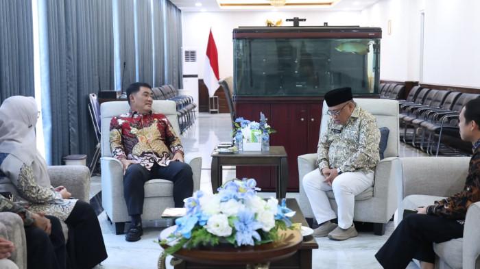 SUBSIDI HAJI - Gubernur Sulawesi Utara, Yulius Selvanus Komaling (YSK) menyetujui kenaikan subsidi biaya lokal bagi jemaah haji asal Sulut menjadi Rp 5 juta per orang. Keputusan ini diambil usai menerima audiensi Kepala Kantor Wilayah Kementerian Haji dan Umrah Sulut, Wahyudin Ukoli, di Wisma Negara, Jumat (17/4/2026).