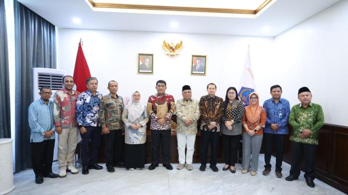 SUBSIDI HAJI - Gubernur Sulawesi Utara, Yulius Selvanus Komaling (YSK) menyetujui kenaikan subsidi biaya lokal bagi jemaah haji asal Sulut menjadi Rp 5 juta per orang. Keputusan ini diambil usai menerima audiensi Kepala Kantor Wilayah Kementerian Haji dan Umrah Sulut, Wahyudin Ukoli, di Wisma Negara, Jumat (17/4/2026).