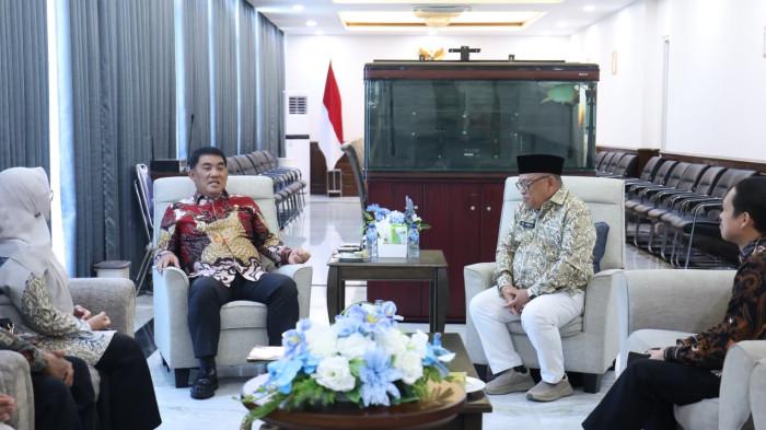 SUBSIDI HAJI - Gubernur Sulawesi Utara, Yulius Selvanus Komaling (YSK) menyetujui kenaikan subsidi biaya lokal bagi jemaah haji asal Sulut menjadi Rp 5 juta per orang. Keputusan ini diambil usai menerima audiensi Kepala Kantor Wilayah Kementerian Haji dan Umrah Sulut, Wahyudin Ukoli, di Wisma Negara, Jumat (17/4/2026).