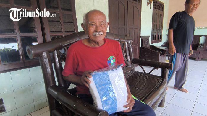 CALON JEMAAH - Dalimin (94) asal Desa Kupang, Kecamatan Karangdowo, Klaten, saat ditemui Kamis (16/4/2026). Ia menjadi calon jamaah haji 2026 dengan usia tertua di Klaten.