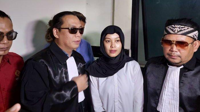 VONIS BERSALAH - Mantan karyawan Ashanty, Ayu Chairun Nurisa (tengah) bersama tim kuasa hukumnya di Pengadilan Negeri Tangerang, Rabu (8/4/2026). 
