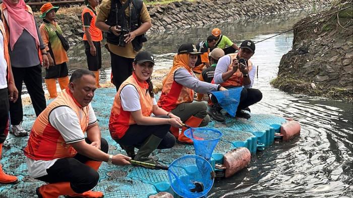 TANGKAP IKAN SAPU-SAPU - Wali Kota Jakarta Barat Iin Mutmainah hadir langsung ke lokasi yang berbatasan dengan Kelurahan Semanan dan Kosambi, Jumat (17/4/2026).