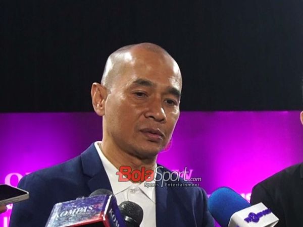 Pelatih Timnas U-17 Indonesia, Kurniawan Dwi Yulianto, sedang memberikan keterangan kepada awak media di Kawasan Senayan, Jakarta, Jumat (6/3/2026).