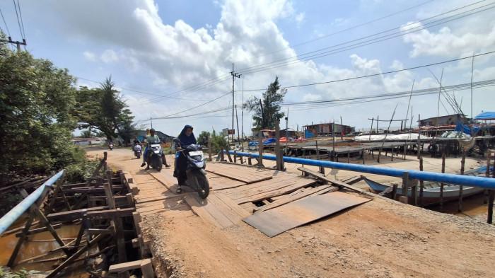 TINJAU JEMBATAN RUSAK - Kunjungan Komisi III DPRD Tarakan ke jembatan rusak di perbatasan RT 7 dan 15 Kelurahan Pantai Amal Kota Tarakan, Jumat (17/4/2026)