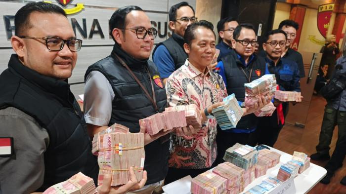 BARANG BUKTI - Tim Penyidik Kejaksaan Tinggi Jawa Timur, menunjukkan sejumlah barang bukti, kasus Tindak Pidana Korupsi di lingkup Dinas ESDM, Jumat (17/4/2026). Kejati menetapkan 3 tersangka yakni Kepala Dinas AM, Kabid Pertambangan OS, dan H sebagai Ketua Tim Kerja Pengusahaan Air Tanah.